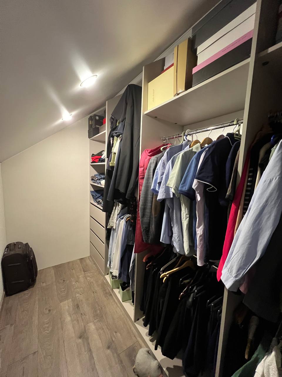 Гардеробная Белая с наклонным потолком